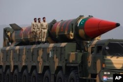 Пакистанская ракета Shaheen-III, способная нести ядерные боеголовки, во время военного парада по случаю Дня национального единства Пакистана в Исламабаде, 23 марта 2022 года